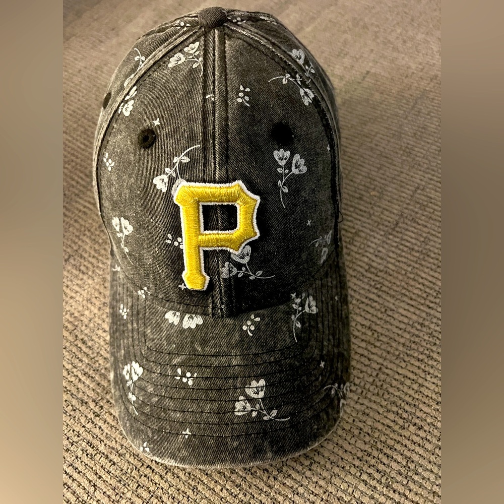 New Era MLB Pittsburgh Pirates Ajustable Womens Black and White Cap Hat Floral